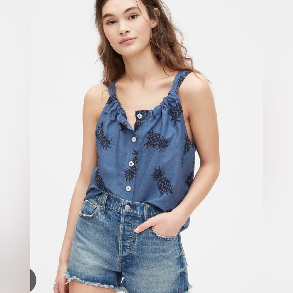NWT Button Front Tank 🍍